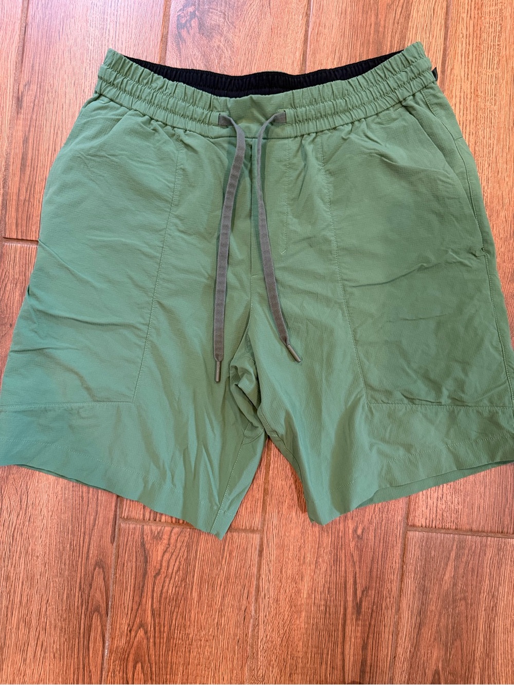 Lululemon active Green Performance Drawstring Shorts 8” pockets / men’s medium